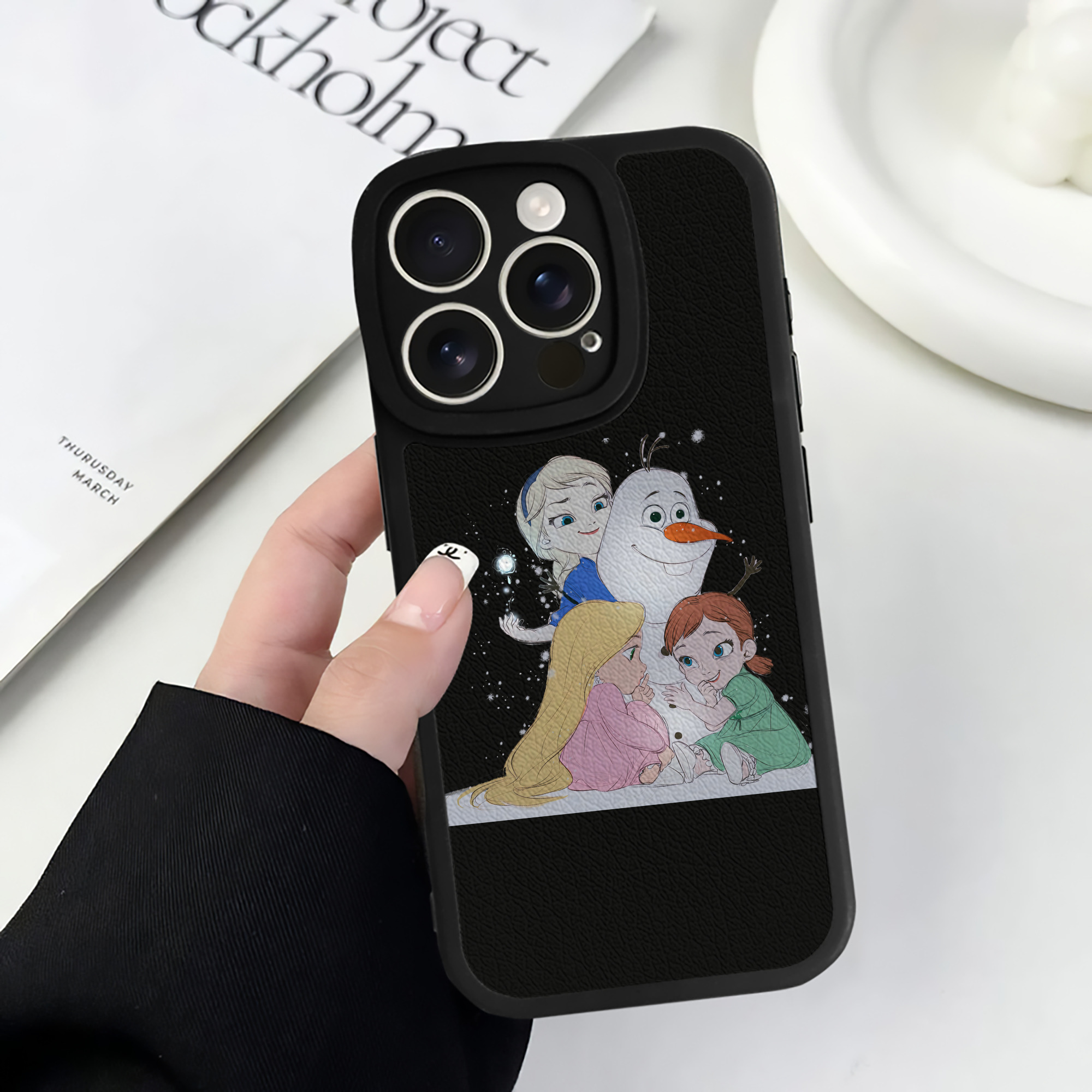 （画像用） アナと雪の女王 アンナ エルサ Frozen Anna Elsa 【iPhone 16シリーズ対応】シリコンスマホケース（レザー調） 材質：シリコン